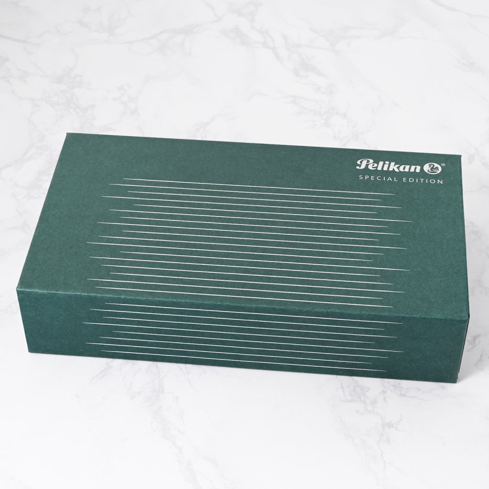 ペリカン Pelikan 万年筆 国内限定500本 スーべレーン メタルストライプグリーン M815 ペン先EF(極細字) 特別生産品 高級筆記具 インク特典有 文房具【スペシャルラッピング660円(別売り)】 送別会 誕生日 お中元 還暦祝い 結婚祝い 結婚式 高級 父の日 母の日 即日発送 クリスマスプレゼント 文房具 成人祝い ビジネス小物 ホワイトデー