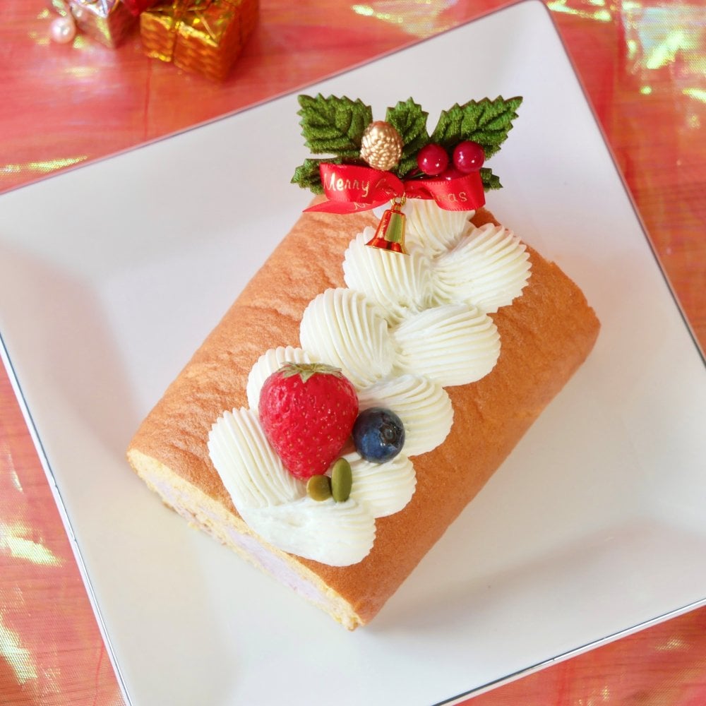 「 ハッピー クリスマス ロールケーキ 」 ワンちゃんもネコちゃんも飼い主さんも食べられる 美味しく贅沢なグルテンフリーケーキ ペットも飼い主様も大好きなケーキ♪ 家族みんなで美味しい贅沢をお楽しみください。はなとしっぽ初の人用ケーキコラボ商品！