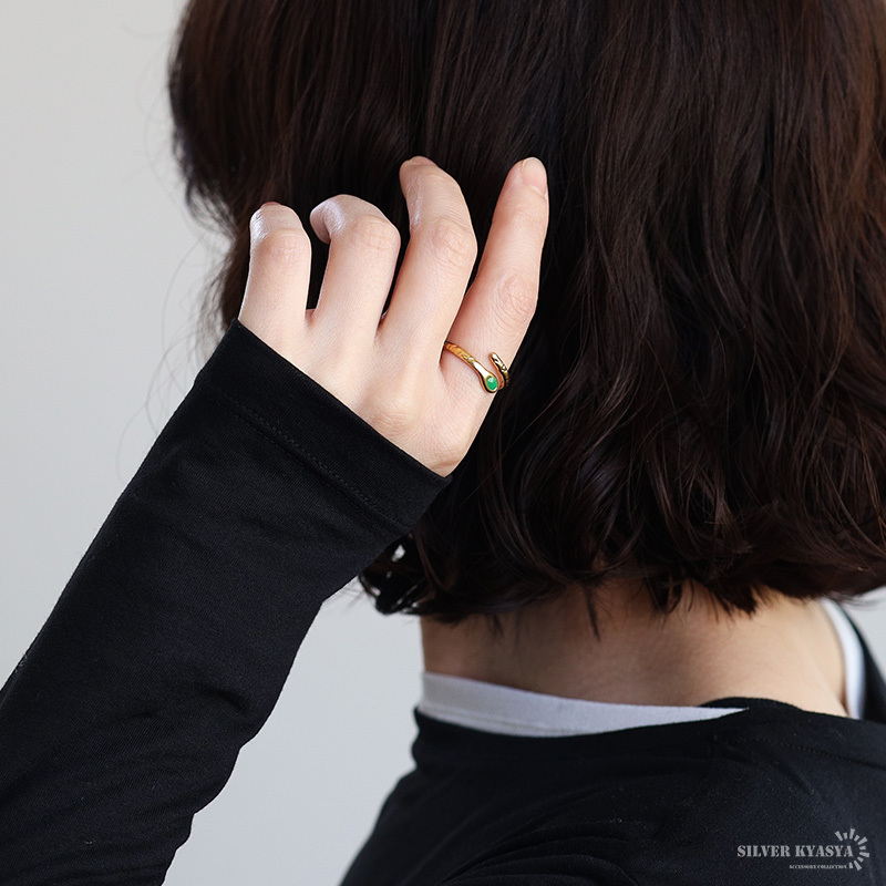 ステンレス スネークリング 2カラー ワンポイント 緑 黒 18KGP ゴールド gold 槌目 オープンリング フリーサイズ レディース 女性 指輪 金属アレルギー対応
