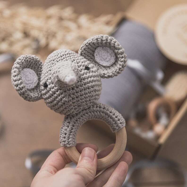 ぞうさん あみぐるみラトルのベビーギフト 5点セット Elephant Baby Rattle Teethers Set 90709（ぞうさんラトル リング歯固め ブランケット ブラシ ウッドメッセージカード）ギフト プレゼント 出産祝い