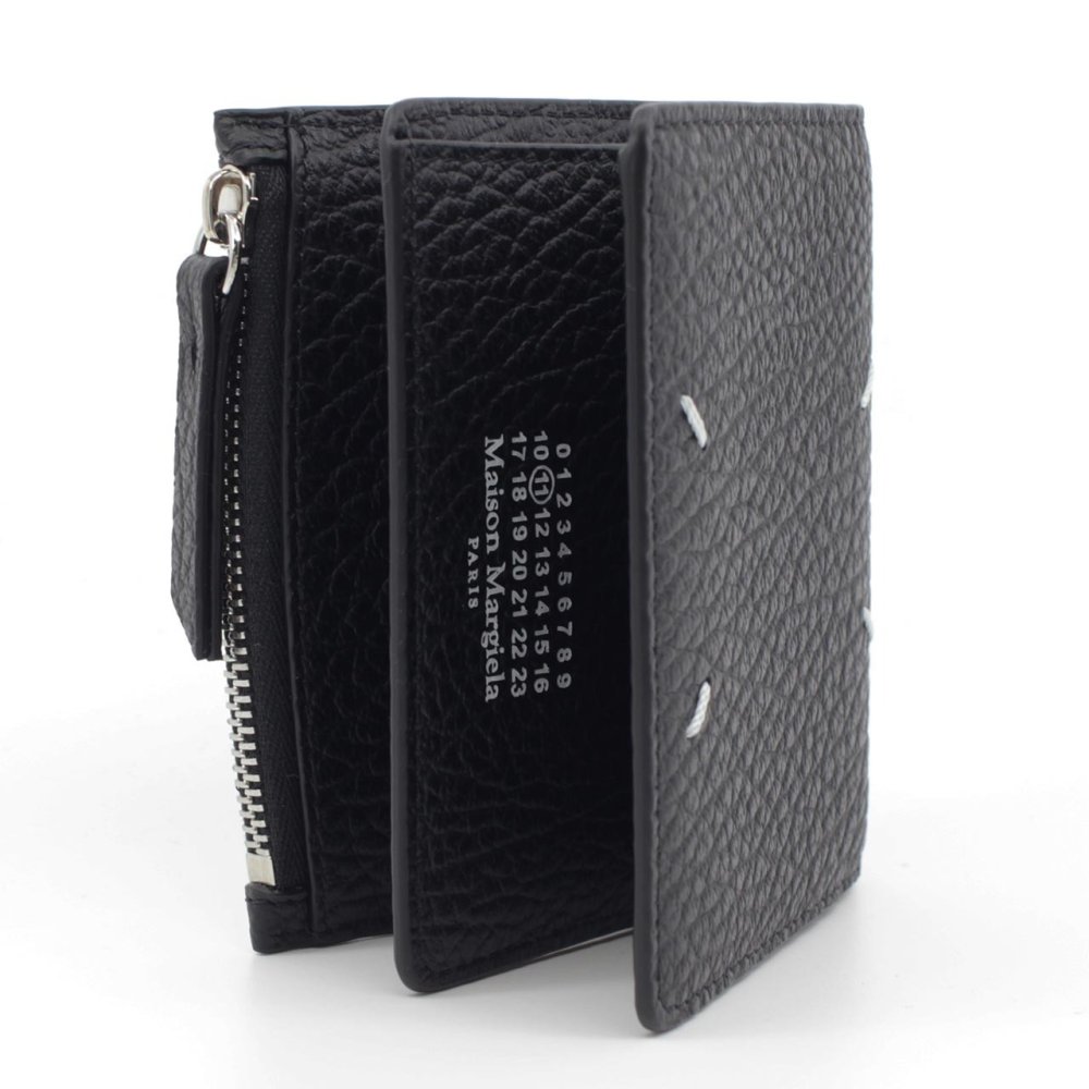 メゾン マルジェラ　Maison Margiela　二つ折り財布　SA1UI0023 P4455 T8103　ブラック　グレインレザー　4ステッチ フリップフラップ ウォレット　コンパクト財布　ミニウォレット