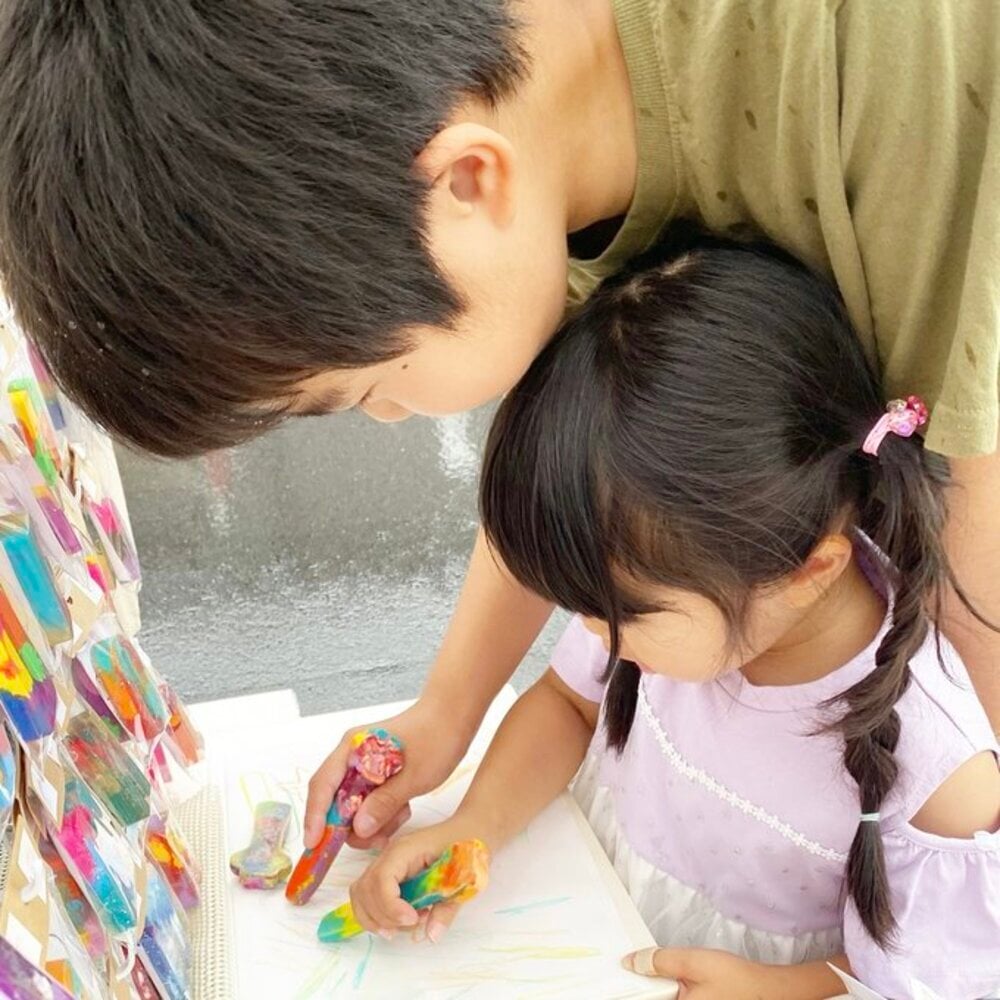 お名前クレヨン カラフル 名入れ 出産祝い 誕生日プレゼント プチギフト ギフト 男の子 女の子 子ども ママ 世界にひとつ
