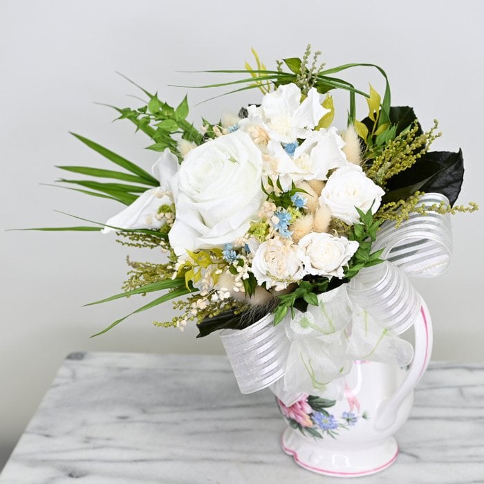 【最後の1点】記念日 誕生日 　白き祝福の花束 ― 風をまとう一輪 ―　超大輪ローズ 薔薇　つぼみ薔薇　陶器製ピッチャー　送料無料
