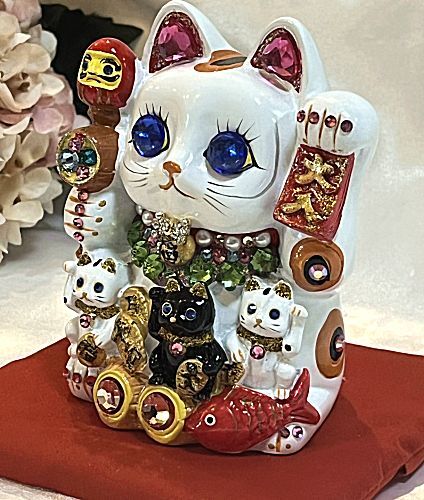 【招き猫がパワーアップ！】ゴージャス デコレーション 招福招き猫：Mサイズ（貯金箱）【贈り物に】猫 ねこ cat キャット デコレーション 置物 風水 鯛 俵 まねきねこ ラインストーン キラキラ 商売繁盛 開店祝い 合格祈願 御祝 内祝 縁起物 誕生日 記念日 母の日 お祝い 贈り物 プレゼント ギフト 可愛い かわいい