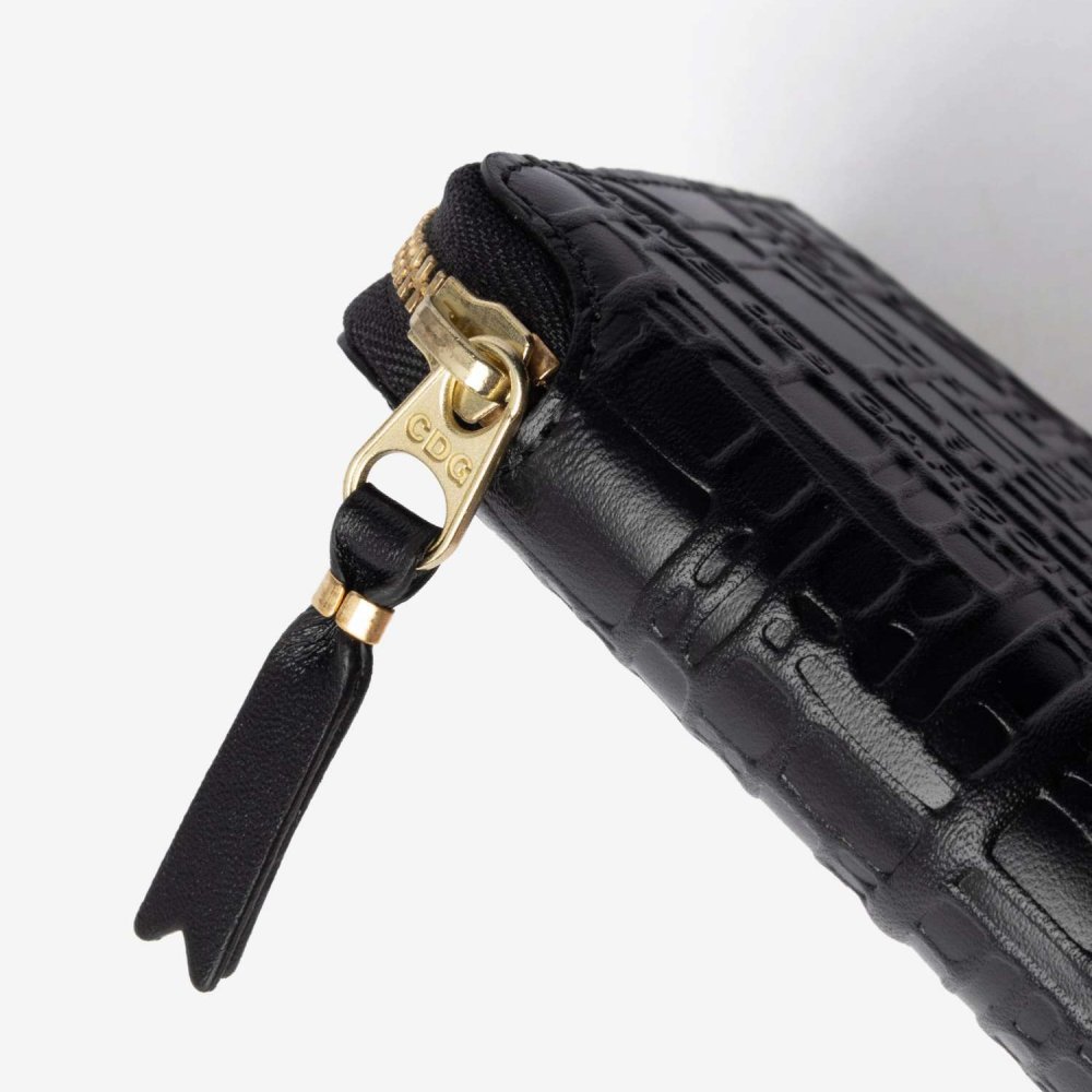 コムデギャルソン COMME DES GARCONS EMBOSSED LOGOTYPE エンボス ロゴタイプ Bifold Wallet 二つ折り財布 SA2100EL ユニセックス 財布