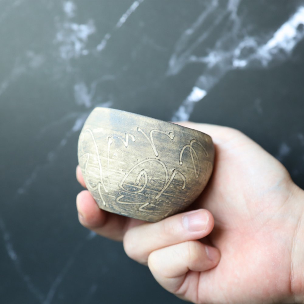 【熱燗好きのための酒器　『枯色線紋　ぐい呑』　中島智靖】一点物 ぐい呑み　お猪口　和食器 酒器 熱燗 ぬる燗 上燗  ぐいのみ お猪口 おちょこ 盃 ギフト食器 食器ギフト 食器 贈り物 お祝い 結婚祝い 新築祝い 箱入り