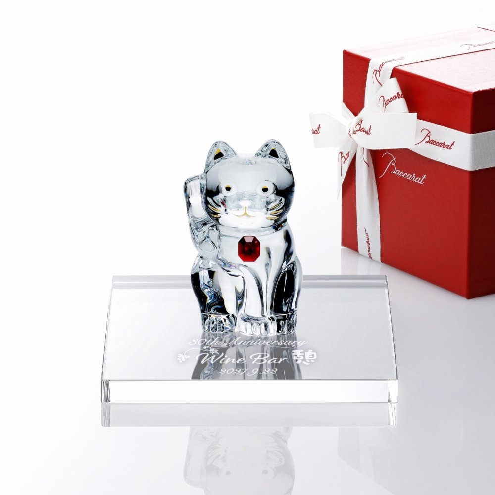 Baccarat バカラ まねき猫 レッドオクトゴン・当店オリジナル クリスタルガラス台座 15×15cm セット 名入れ彫刻代込み 名入れ 名前入り 彫刻 刻印 ギフト 記念品 受賞 法人 開店 周年 高級 ブランド 置物 オーナメント 縁起物 商売繁盛 クリスタル