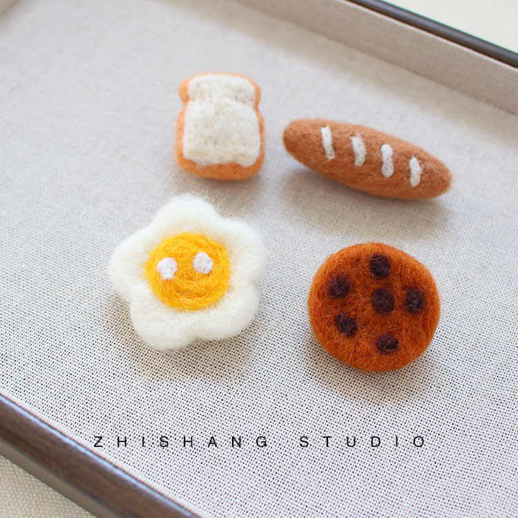 ハンドメイド風 羊毛フェルト ブローチ ピン バゲット クッキー 目玉焼き 徽章 4点 セット ギフト かわいい 雑貨 パン スイーツ