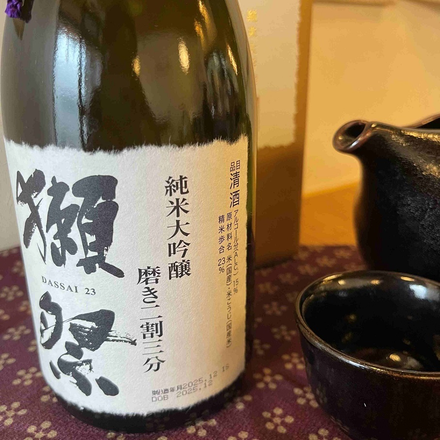 【正規販売店】獺祭23【1800ml・一升瓶】磨き二割三分 専用DXカートン付 日本酒 純米大吟醸 DASSAI23 のし対応 化粧箱 贈り物 敬老の日 内祝い 誕生日 お祝い プレゼント 人気 飲みやすい【送料無料】