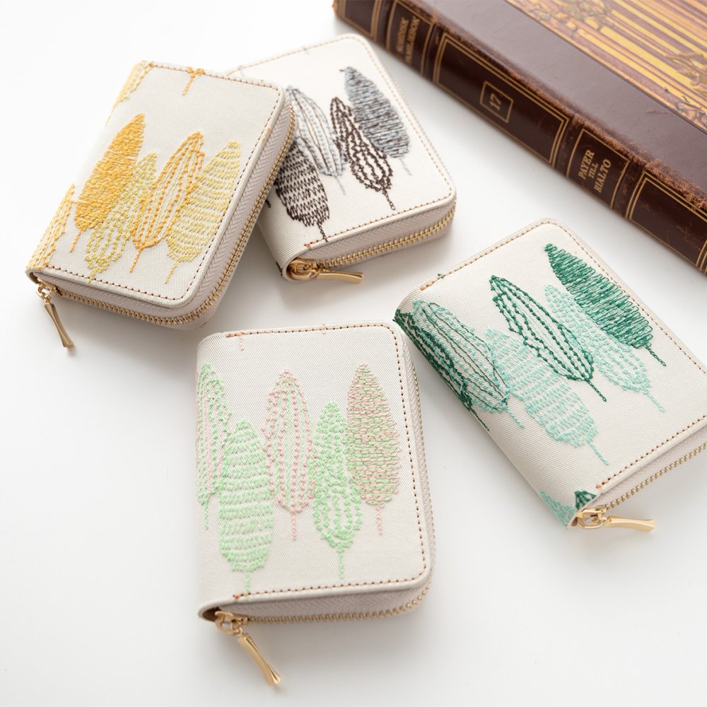 お札が折れない コンパクトウォレット 【 季節の森 】 全面 刺繍 北欧風
