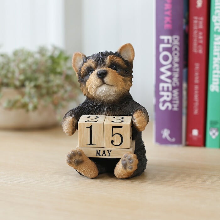 置物 犬 ヨークシャーテリア 万年カレンダー 高さ11.5cm woobia ウービア いぬ リアル かわいい おしゃれ 玄関 デスク インテリア 卓上カレンダー 日めくり 動物 癒し 棚 オフィス プレゼント ギフト 新築祝い 犬好き