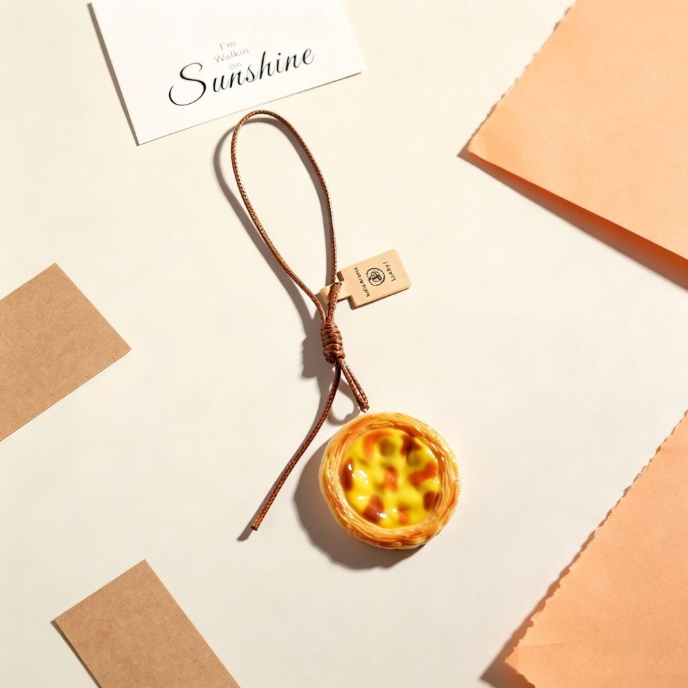 エッグタルト キーホルダー 食品サンプル風 かわいい スイーツ バッグチャーム ストラップ ミニチュア お菓子 モチーフ 鍵飾り カバン 車内 小物 雑貨 インテリア プレゼント