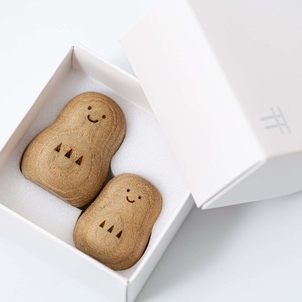 神具・オブジェ「願い小だるま【神代ニレ】ペア」国産 モダン シンプル かわいい ミニ 小型 コンパクト おしゃれ 神棚 飾り おふだ ハンドメイド 天然木 縁起物 達磨 験担ぎ おすすめ 人気 インテリア小物（雑貨類）【送料無料】