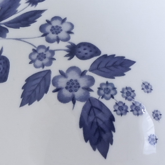 ウェッジウッド ストロベリー ブルーム インディゴ 夫婦茶碗 1053155 wedgwood  茶碗  ペア セット おしゃれ ブランド 高級 お茶碗 かわいい 白 陶器 結婚祝い 内祝い 新築祝 誕生日 プレゼント ギフト 電子レンジ 食洗機対応 引き出物 【正規品】