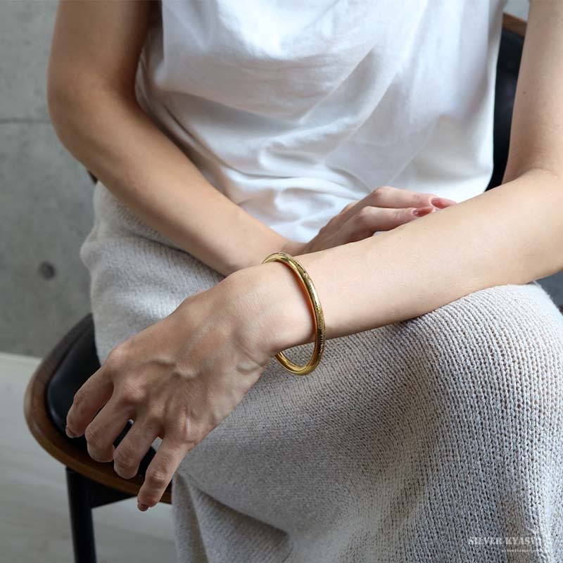 ステンレス 色んな福のバングル ゴールド 福たくさん レディース ブレスレット 腕輪 縁起物 お守り アクセサリー 開運モチーフ 刻印風 光沢 華奢 上品 大人 女性 普段使い 重ね付け 手元コーデ ファッション ジュエリー