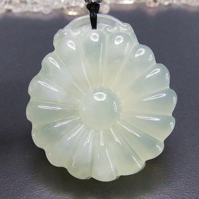 菊花紋彫りネフライト軟玉ヒスイ天然石ネックレス