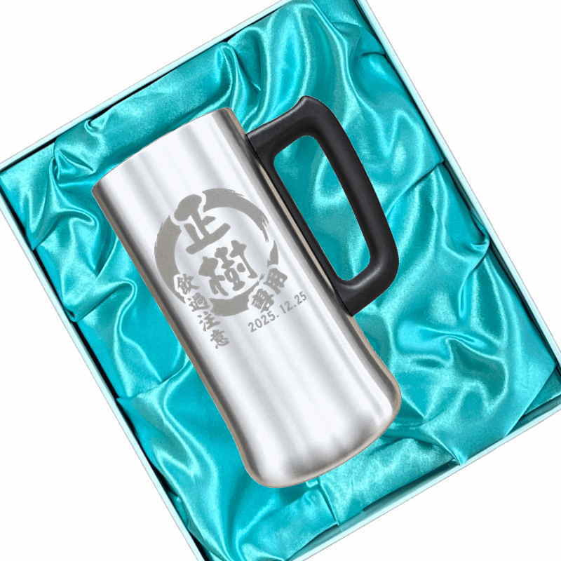 名入れ ビールジョッキ 名前入り プレゼント 真空断熱 保温 保冷 ステンレス ステンレスジョッキ 彫刻 刻印 印字 グラス コップ ビアグラス おしゃれ ビールグラス 父の日 母の日 還暦祝い 退職 誕生日 結婚祝い 昇進 無料 ラッピング ジョッキ 記念品 送別会 敬老の日 実用的 ネーム入れ 男性 女性 バースデー ギフト 化粧箱 入り 470 ml ビアジョッキ 円背景 EH10