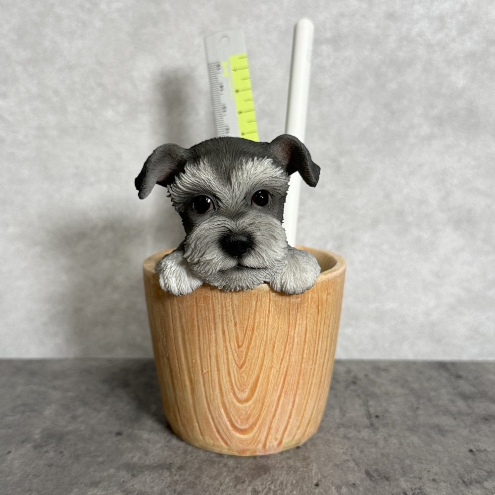 犬の置物 ペン立て woobia ウービア シュナウザー リアル動物オーナメント 高さ12cm 木目調バケツ ペンスタンド 鉛筆立て イギリス職人手彩色 デスク 書斎 オフィス 在宅ワーク 犬好き 誕生日 退職祝い 就職祝い 記念日 ギフト プレゼント おしゃれ