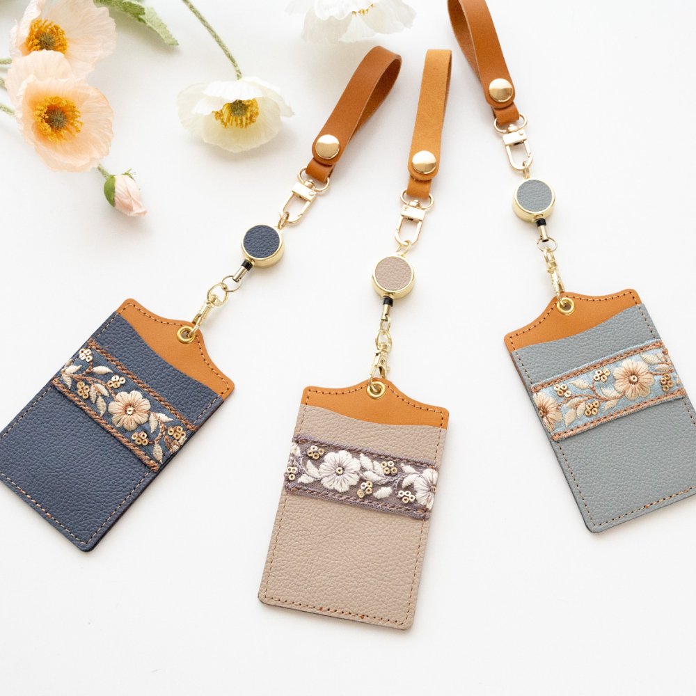 パスケース リール付き 【 インド刺繍 01 × シュリンクレザー 】 本革 レザー 刺繍 リボン 定期入れ 新生活