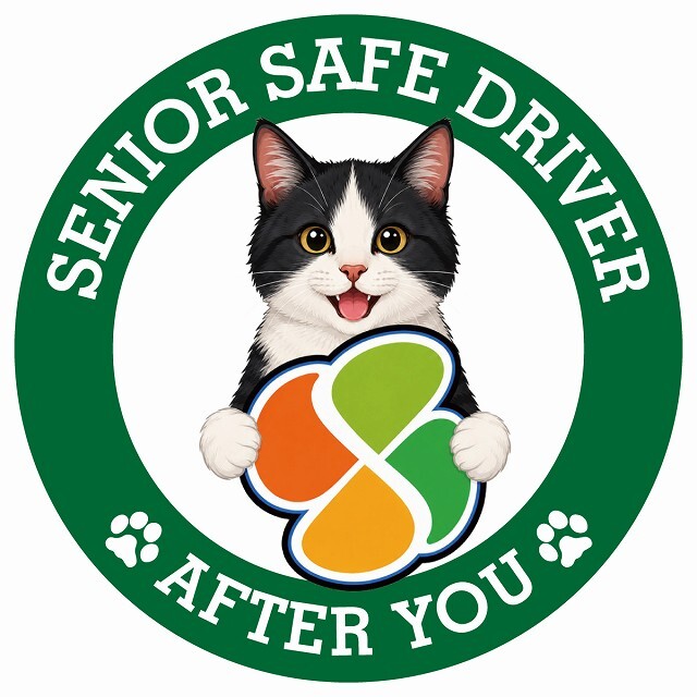 カーサイン 高齢者マーク SENIOR SAFE DRIVER 黒白（ハチワレ） ステッカー シール 直径13cm 肉球 日本製 車