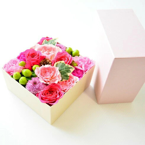 【ＡＲＮＯＸ】ＢＯＸフラワー　送料無料 即日発送 御祝いに生花のBOXフラワー 生花 敬老の日 フラワー ギフト 誕生日 結婚祝い お見舞 送別 新築祝い フラワーケーキ BOXフラワー BOXアレンジ ウエディング 御祝い 卒業 入学 出産 お供え 敬老の日 お中元 お歳暮