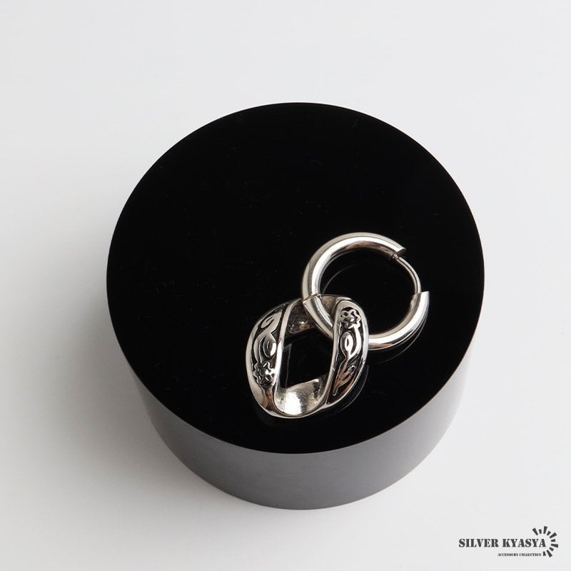 ステンレス チェーンの一コマピアス ドロップ 唐草 フープピアス ごつめ 揺れる かっこいい シルバー 片耳1点 アラベスク 大きめ 存在感 メタル メンズ 男性 金属アレルギー対応 イヤリング