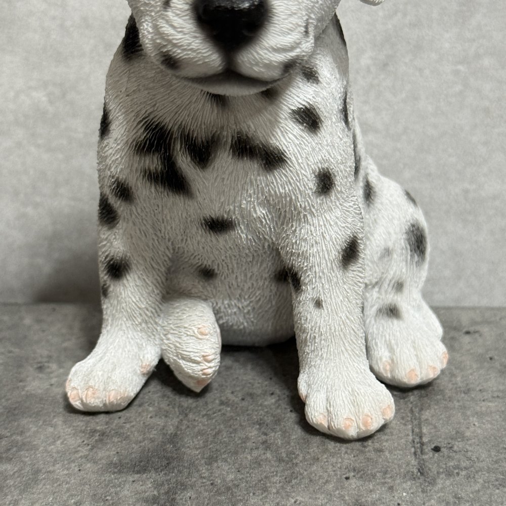 犬の置物 woobia ウービア お座りダルメシアン 子犬 リアル動物オーナメント 高さ12cm 青い瞳 イギリス職人手彩色 玄関 リビング 棚 インテリア 犬好き 誕生日 新築祝い 記念日 お祝い ギフト プレゼント かわいい