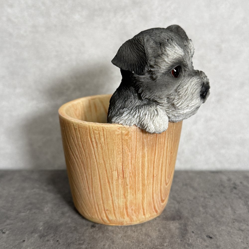 犬の置物 ペン立て woobia ウービア シュナウザー リアル動物オーナメント 高さ12cm 木目調バケツ ペンスタンド 鉛筆立て イギリス職人手彩色 デスク 書斎 オフィス 在宅ワーク 犬好き 誕生日 退職祝い 就職祝い 記念日 ギフト プレゼント おしゃれ