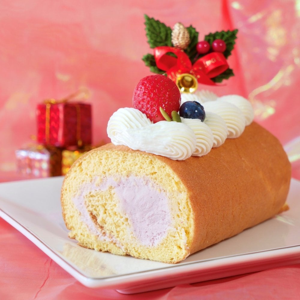 「 ハッピー クリスマス ロールケーキ 」 ワンちゃんもネコちゃんも飼い主さんも食べられる 美味しく贅沢なグルテンフリーケーキ ペットも飼い主様も大好きなケーキ♪ 家族みんなで美味しい贅沢をお楽しみください。はなとしっぽ初の人用ケーキコラボ商品！