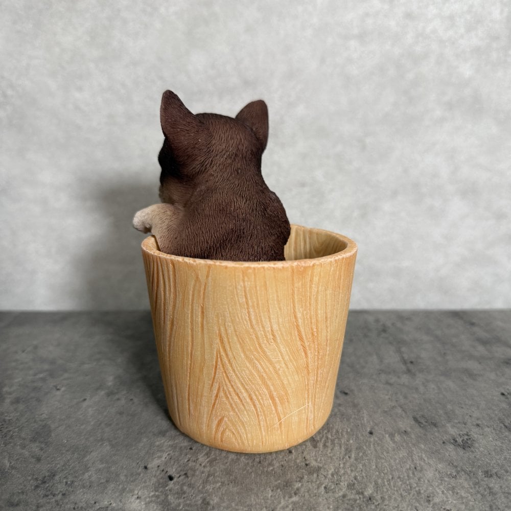 犬の置物 ペン立て woobia ウービア チワワ リアル動物オーナメント 高さ12cm 木目調バケツ ペンスタンド 鉛筆立て イギリス職人手彩色 デスク 書斎 オフィス 在宅ワーク 犬好き 誕生日 退職祝い 就職祝い 記念日 ギフト プレゼント おしゃれ