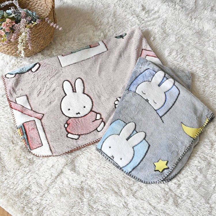 ミッフィー ブランケット miffy ひざ掛け 毛布 ポンチョ 蓄光 光る M 80×120cm キャラクター おしゃれ かわいい 防寒 寒さ対策 オフィス 学校 リビング 暖かい ふわふわ ポリエステル 洗える Dick Bruna ファニーブランケット 膝掛け 肩掛け 誕生日 プレゼント ギフト 秋 冬