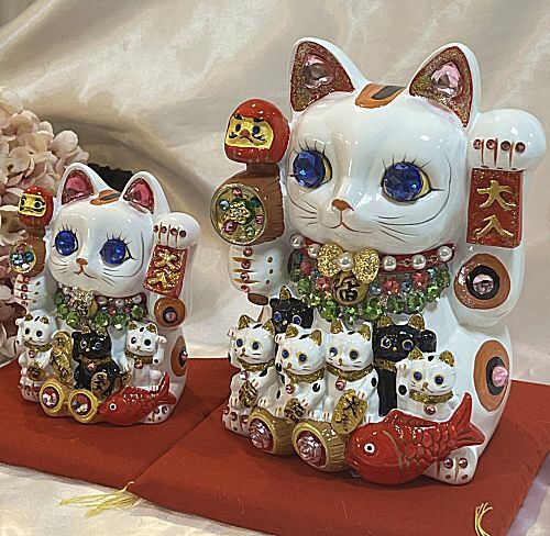 【招き猫がパワーアップ！】ゴージャス デコレーション 招福招き猫：Lサイズ（貯金箱）【贈り物に】猫 ねこ cat キャット デコレーション 置物 風水 鯛 俵 まねきねこ ラインストーン キラキラ 商売繁盛 開店祝い 合格祈願 御祝 内祝 縁起物 誕生日 記念日 母の日 お祝い 贈り物 プレゼント ギフト 可愛い かわいい