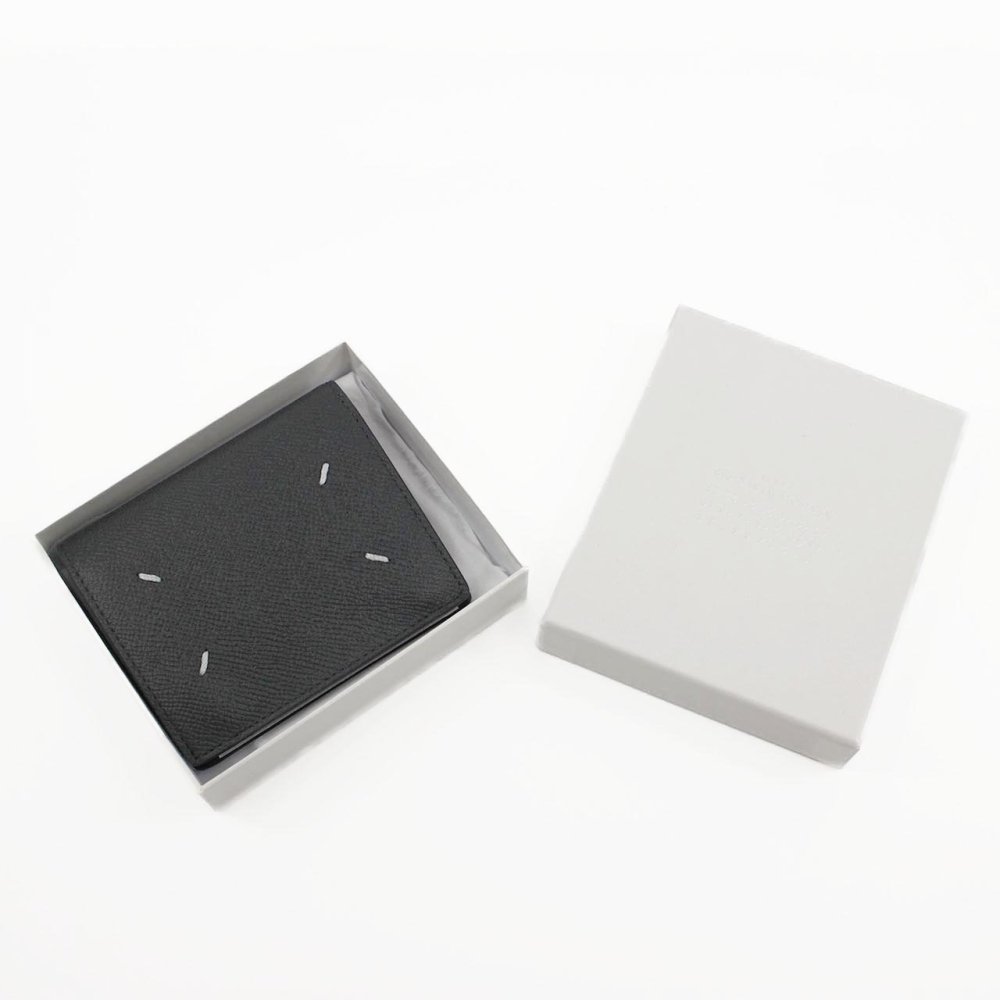 メゾン マルジェラ　Maison Margiela　二つ折り財布　SA3UI0007 P4745 T8103　ブラック　グレインレザー　4ステッチ バイフォールド ウォレット　コンパクト財布　シンプル ミニウォレット