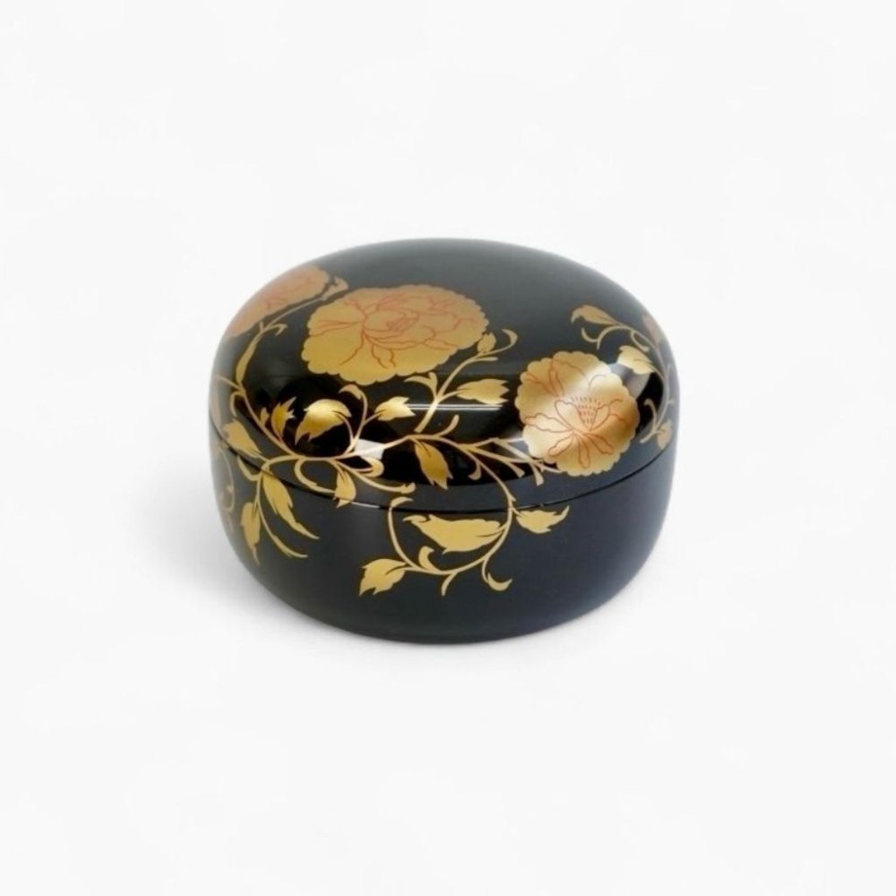 【越前 華唐草ボンボニエール（黒/朱）】小箱 小物入れ お菓子入れ キャンディーボックス【ラッピング・熨斗対応可】【海外への日本土産に】誕生日 両親 父 母 夫婦 祖父母 結婚記念日 父の日 母の日 敬老の日 ペア 友達 カップル パートナー お揃い 家族 おしゃれ 結婚祝い 新築祝い  和モダン 国内生産 内祝い 上品 優美 上司 先輩 後輩 新生活　工芸品　漆　漆塗り　越前塗　蒔絵