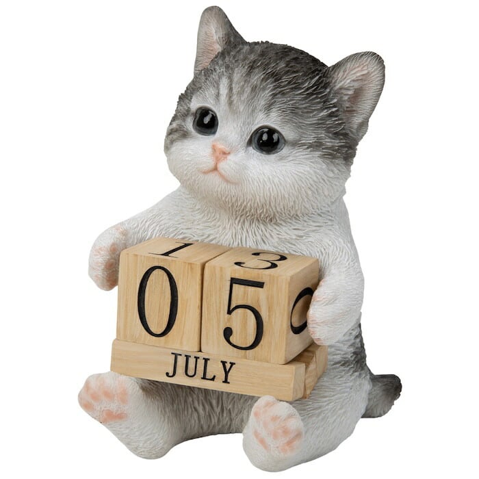 置物 猫 サバトラ白猫 万年カレンダー 高さ11cm woobia ウービア リアル かわいい おしゃれ 玄関 デスク インテリア 卓上カレンダー 日めくり ねこ ネコ 動物 癒し 棚 オフィス 日付 ねこ雑貨 プレゼント ギフト 新築祝い 猫好き