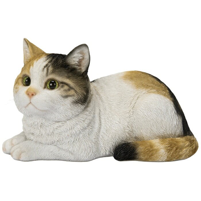 置物 猫 寝そべる三毛猫 幅17cm woobia ウービア リアル かわいい おしゃれ 玄関 インテリア オブジェ ガーデン みけ猫 ねこ ネコ 動物 アニマル 癒し 棚 北欧 リビング 縁起 プレゼント ギフト 新築祝い 猫好き