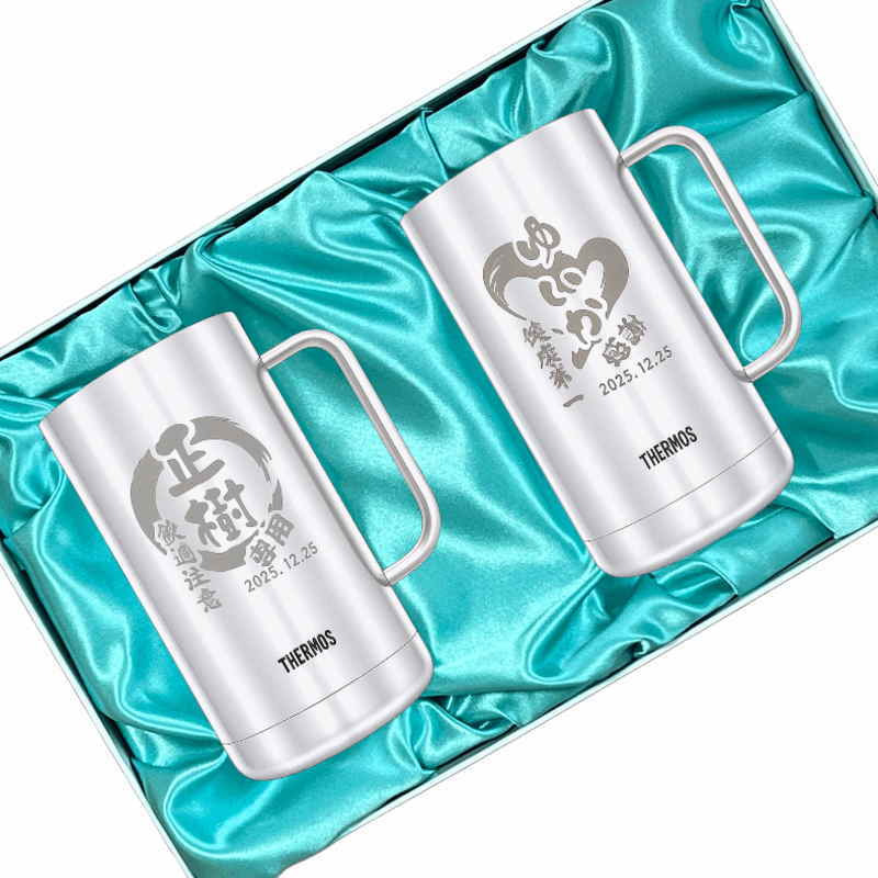 名入れ ビールジョッキ サーモス ペア 名前入り プレゼント 真空断熱 保温 保冷 食洗器 対応 ステンレス ステンレスジョッキ 彫刻 刻印 印字 グラス コップ ビアグラス おしゃれ ビールグラス 父の日 母の日 誕生日 結婚祝い 無料 ラッピング ジョッキ ネーム入れ 男性 女性 バースデー ギフト 720 ml 化粧箱 入り JDK-721 ビアジョッキ セット 円背景 EH35