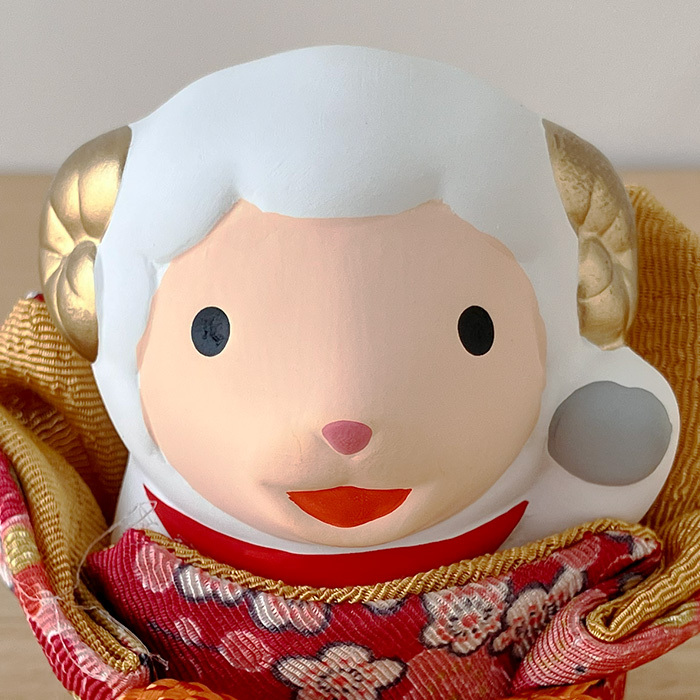 干支 置物 薬師窯 錦彩招福未（ふく福巾着）92 干支の置物 羊 未 未年 陶器 ひつじ ヒツジ 2027年 干支置物 薬師 窯 の 置物 飾り 2027 迎春 正月 縁起 粗品 景品 伝統工芸・陶器の和遊感
