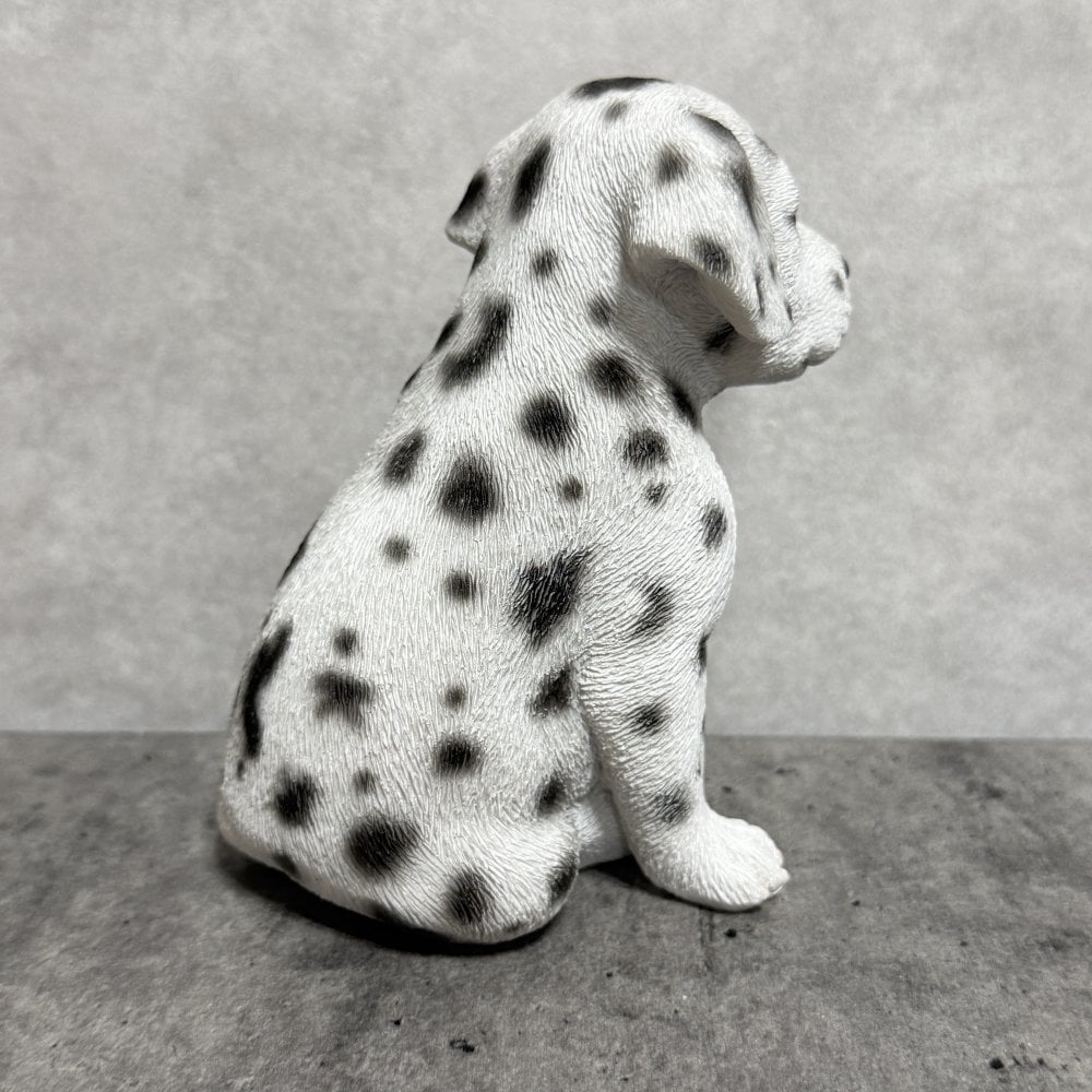 犬の置物 woobia ウービア お座りダルメシアン 子犬 リアル動物オーナメント 高さ12cm 青い瞳 イギリス職人手彩色 玄関 リビング 棚 インテリア 犬好き 誕生日 新築祝い 記念日 お祝い ギフト プレゼント かわいい