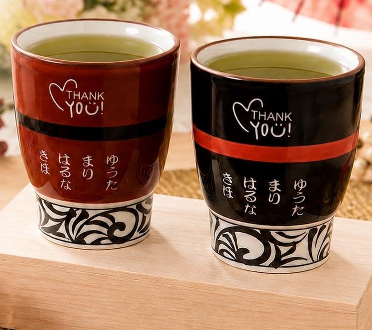 敬老の日 名入れ ペアギフト SXX 波佐見焼 唐草湯飲み 夫婦湯呑 赤 黒 2点 木箱入り / プレゼント ギフト 両親 夫婦 結婚 金婚式 銀婚式 退職 記念 誕生日 長寿 祝い