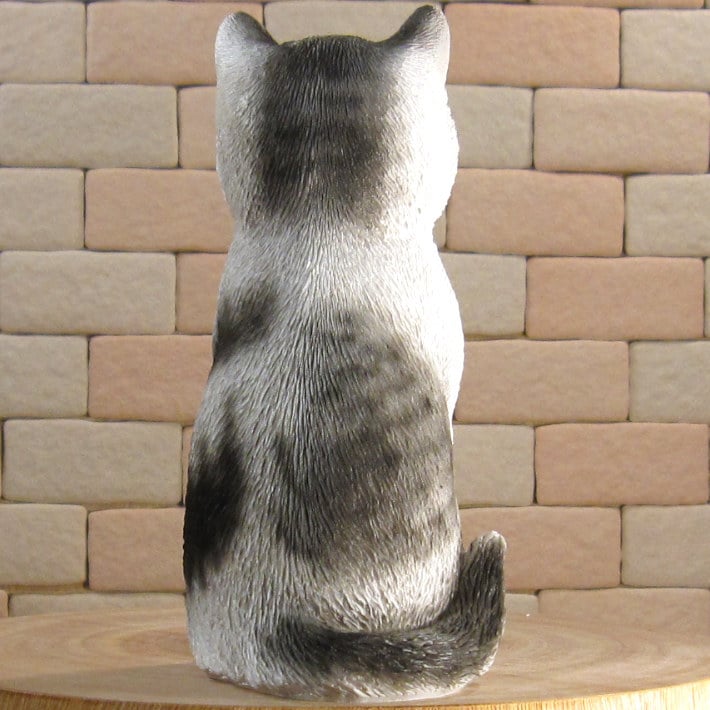 猫　置物 リアル　シンお願いキャット　４　ホワイト＆グレー　ネコ　動物オブジェ　ガーデン　オーナメント　店舗　カウンター　装飾　オブジェ　インテリア　玄関先　庭　ねこ好きさん人気ギフト　動物人気ギフト　クリスマスプレゼント　お誕生日祝い　母の日人気　父の日人気　敬老の日人気