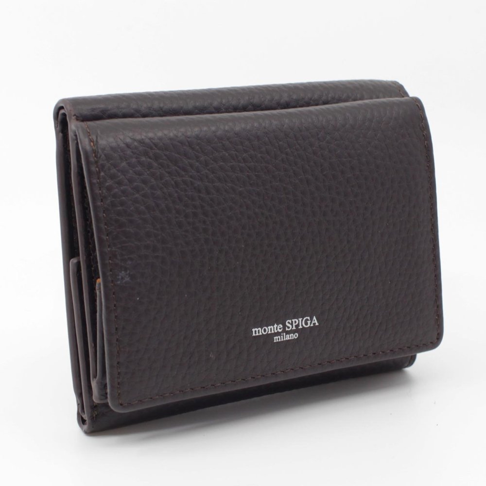 モンテスピガ　monte SPIGA　コンパクト財布　MOSMSP301DBR　ダークブラウン　濃茶　シュリンクレザー　牛革　三つ折り財布　トライフォード ウォレット