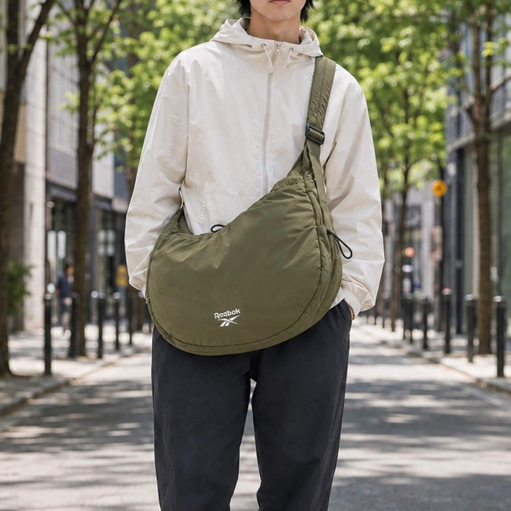 Reebok リーボック ワンショルダーバッグ メンズ レディース 軽量 大容量 約17L 通学 通勤 旅行 メッセンジャーバッグ ワンポイントロゴ ブランド 肩掛け 斜め掛け おしゃれ スポーティー シンプル 男女兼用 ユニセックス 黒 2026 karlas