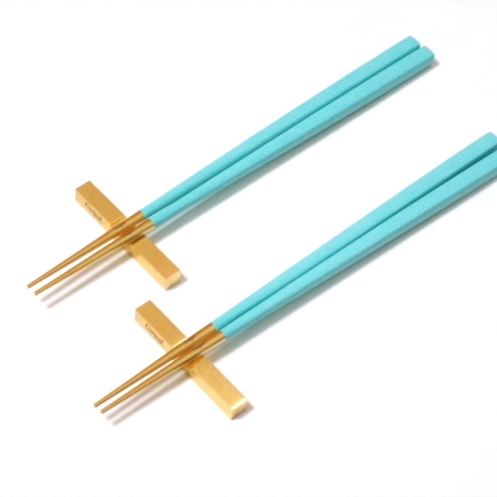 ブランドリボン・手提げ紙袋付属　クチポールCutipol  KUBEターコイズ/ゴールド 箸+箸置きセット　ペア【母の日　父の日　還暦祝い　ギフト包装　夫婦箸　お箸セット　プレゼント】【御結婚御祝・内祝・新築御祝・還暦御祝・御礼・寿・ギフト包装可能】