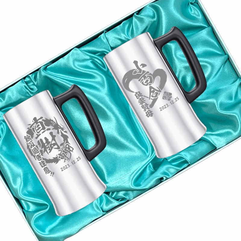 名入れ ビールジョッキ ペア 名前入り プレゼント 真空断熱 保温 保冷 ステンレス ステンレスジョッキ 彫刻 刻印 印字 グラス コップ ビアグラス おしゃれ ビールグラス 父の日 母の日 還暦祝い 誕生日 結婚祝い 昇進 無料 ラッピング ジョッキ 記念品 実用的 ネーム入れ 男性 女性 バースデー ギフト 470 ml 化粧箱 入り ビアジョッキ セット 背景/イラスト入り CI33