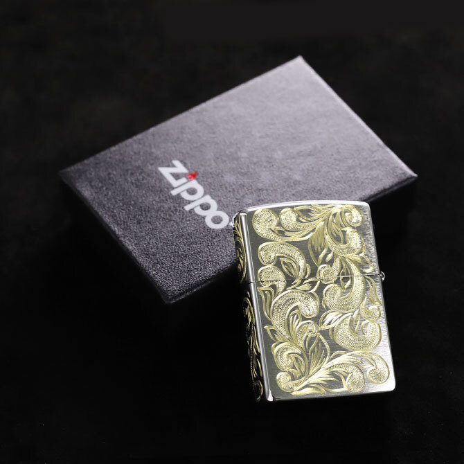 Zippo ライター ジッポライター 愛煙家 喫煙 真鍮 クロムサテーナ クロムメッキ #200 レギュラータイプ スクロール模様 5面手彫り ハワイアンジュエリー ブランド かっこいい おしゃれ ジッポーライター BY THE SEA バイザシー 彼氏 夫 男性 メンズ ハロウィン 【品番：FL101C】