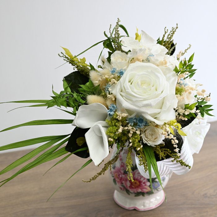 【最後の1点】記念日 誕生日 　白き祝福の花束 ― 風をまとう一輪 ―　超大輪ローズ 薔薇　つぼみ薔薇　陶器製ピッチャー　送料無料