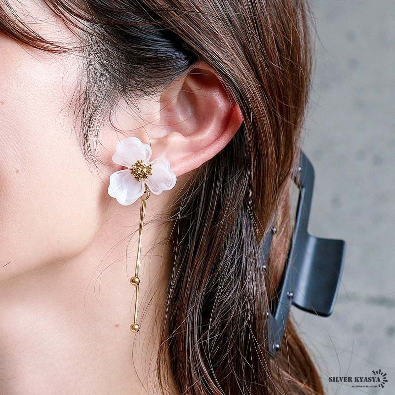 ステンレス お花のピアス 18KGP 両耳用 2点セット レディース フラワー ロング 揺れる ホワイト ゴールドカラー 大ぶり 花びら 立体 透明感 上品 華やか 大人可愛い フェミニン 耳飾り アクセサリー 存在感 ボリューム