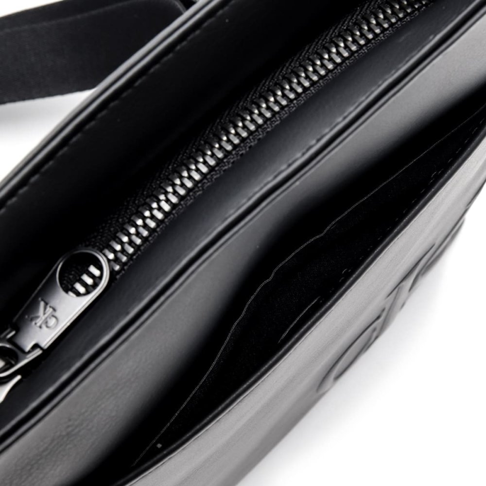 カルバンクライン ショルダーバッグ メンズ Calvin Klein BOLD CK FLATPACK 斜めがけ クロスボディ 薄型 フラット ミニショルダー ロゴ ブラック 黒 ポリウレタン コンパクト LV04D3344G-UB1