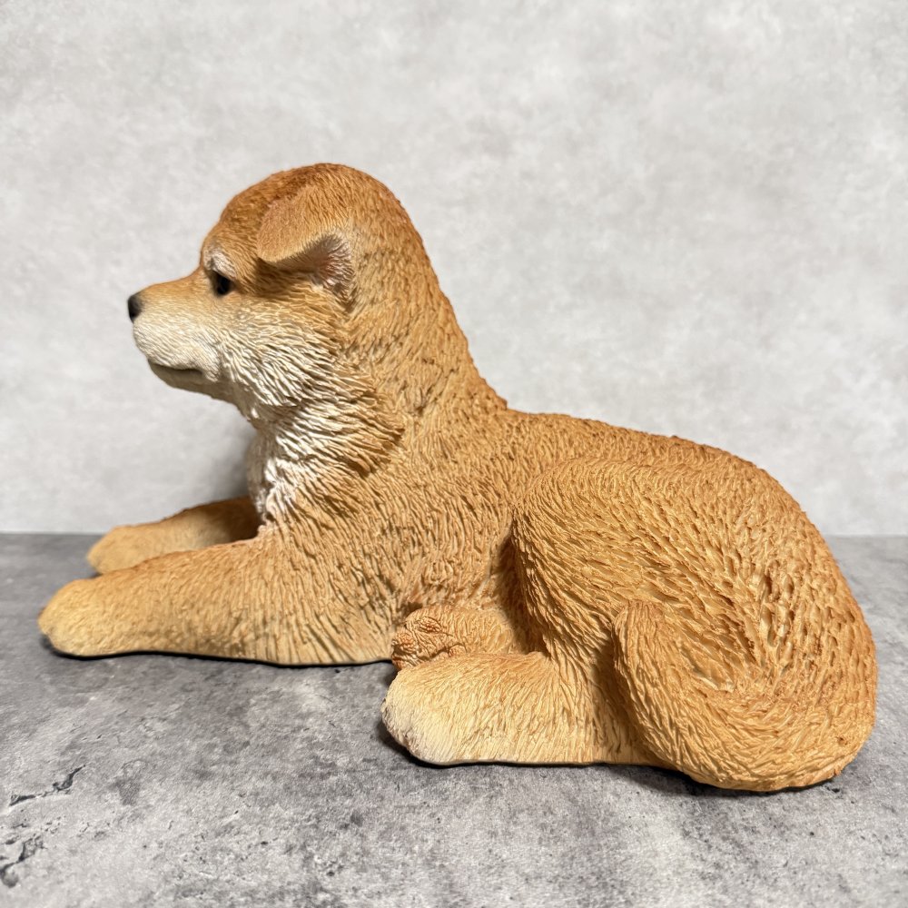 犬の置物 寝そべる秋田犬 横幅31cm woobia ウービア 大きい かわいい おしゃれ ガーデン インテリア オブジェ 可愛い プレゼント 北欧 玄関 雑貨 動物 モダン 面白い 庭 ギフト 屋外 家 リアル 玄関先 ガーデンオーナメント
